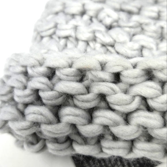 VINCE CAMUTO CHUNKY KNITWEAR CROCHET KNIT LIGHT GREY POM POM BEANIE HAT WOMEN OS - Picture 9 of 12